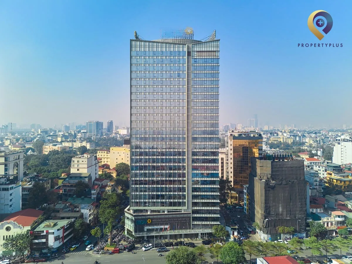 Full exterior view of BIDV Tower in Hoan Kiem District, Hanoi.